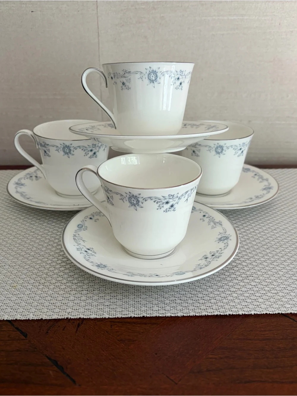 Share Royal Doulton Angelique H4997 - Tea Cup & Saucer Set, Fine Bone China, set